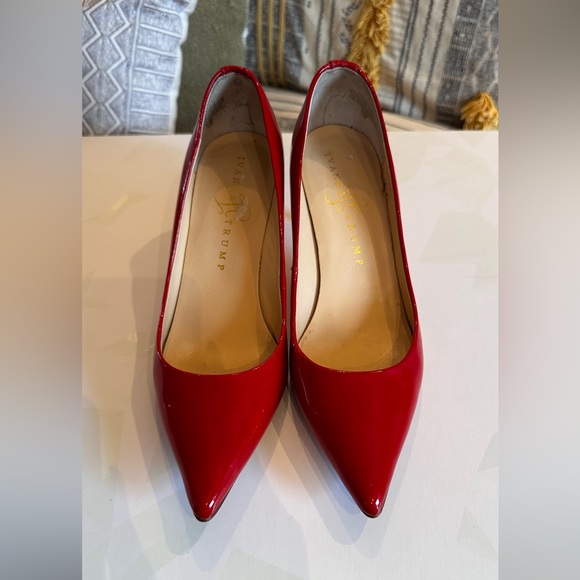 ✅2 for $50✅ 
Ivanka Trump pump in GUC size 35.5. Fit like 6. - Picture 4 of 6